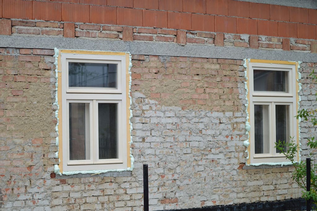 Montaža novih lesenih škatlastih oken pred fasado